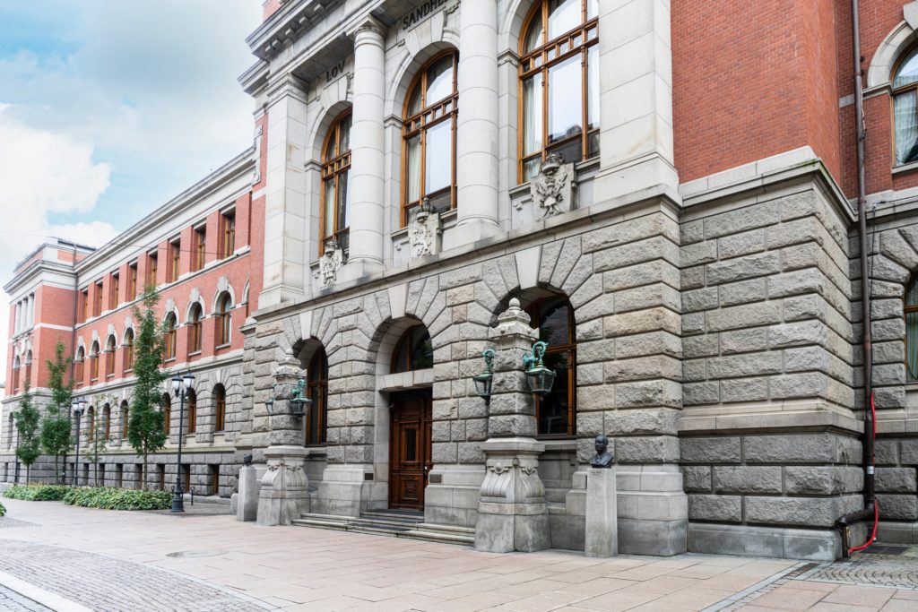 Høyesteretts bygning i Oslo, Norge – inngangsparti og fasade brukt i saken om mus, skadedyr og undersøkelsesplikt ved boligkjøp.